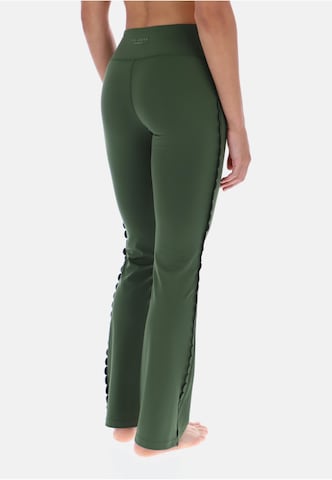 Flared Pantaloni sportivi di Ted Baker in verde