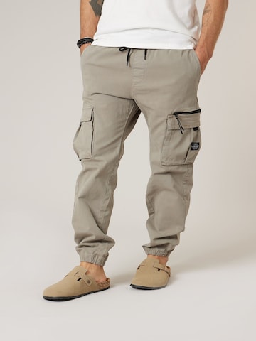 Effilé Pantalon cargo 'Monroe' Deeluxe en vert : devant