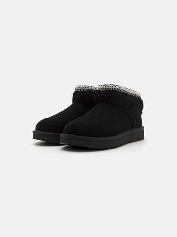 UGG Боти 'Classic Ultra Mini Maxi Curly' в черно