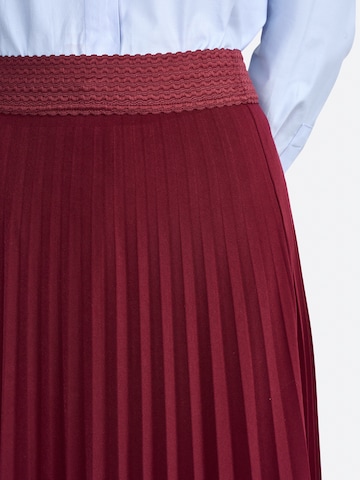 Rich & Royal Skirt in Red