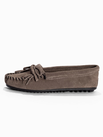 Minnetonka Mokaszin 'Kilty' - szürke
