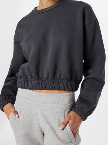 ADIDAS SPORTSWEAR - Sweatshirt de desporto 'Studio Lounge Loose Fit' em preto