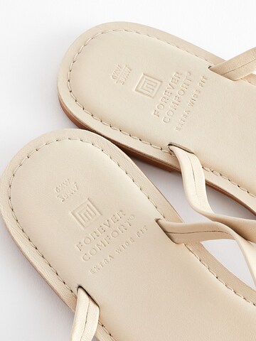 Next Ujjelválasztó-pántos szandál 'Forever Comfort®' - fehér