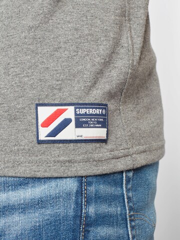 Superdry T-Shirt in Grau