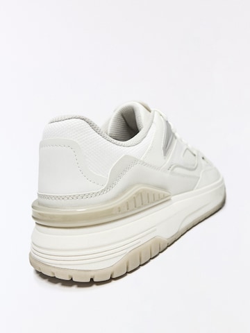 Bershka Sneakersy niskie 'BAMBA STREET' w kolorze biały