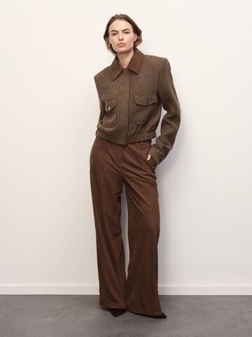 RÆRE by Lorena Rae - Loosefit Calças com vincos em castanho