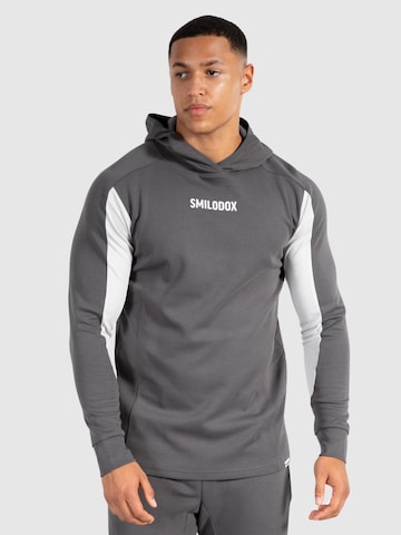 Sweat-shirt 'Maison' Smilodox en gris : devant
