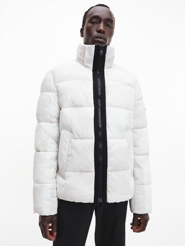 Veste d’hiver Calvin Klein en blanc : devant