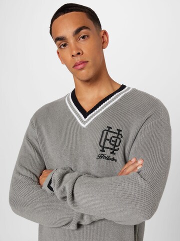 HOLLISTER - Pullover 'VARSITY' em cinzento