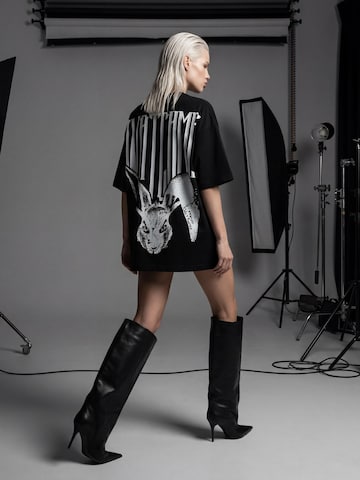 Maglia extra large 'Watch Me' di QWX2 in nero