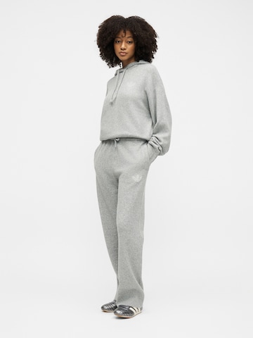ADIDAS ORIGINALS Rozkloszowany krój Spodnie 'Essentials' w kolorze szary