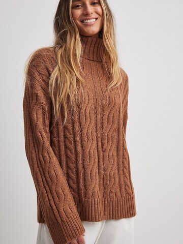 NA-KD Sweater in Brown: front
