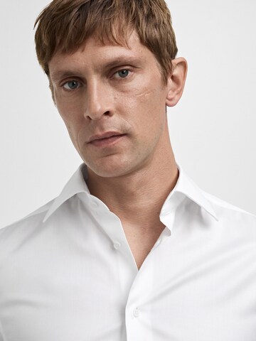 Coupe regular Chemise business 'Venecia' MANGO MAN en blanc