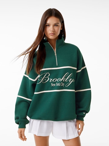 Bershka Sweatshirt in Green: front