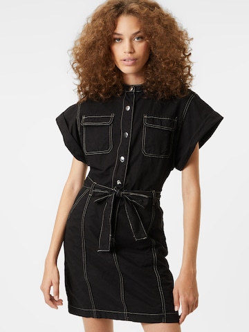 Rochie de la Warehouse pe negru: față