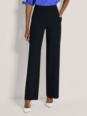 MADELEINE Loosefit Bügelfaltenhose in Blau: Vorderseite