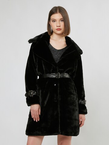 Influencer Mantel in Schwarz: Vorderseite