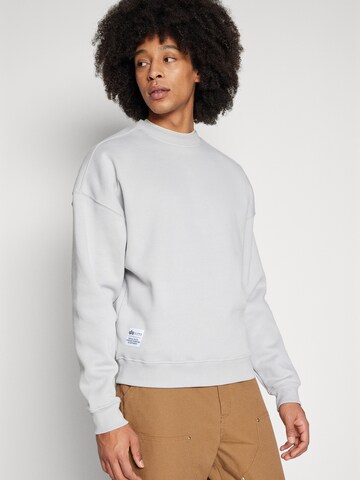 ALPHA INDUSTRIES Sweatshirt in Grau