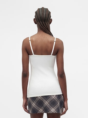 Top de la HOLLISTER pe alb