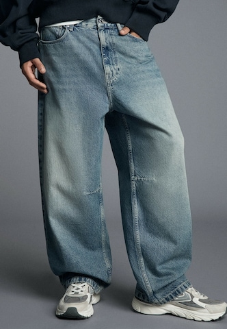 Barrel Jeans de la Bershka pe albastru: față