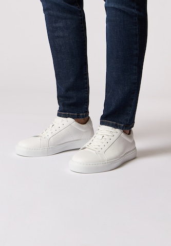 ROY ROBSON Sneakers in White: front