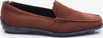 Tod's Flats & Loafers in 38 in Brown: front