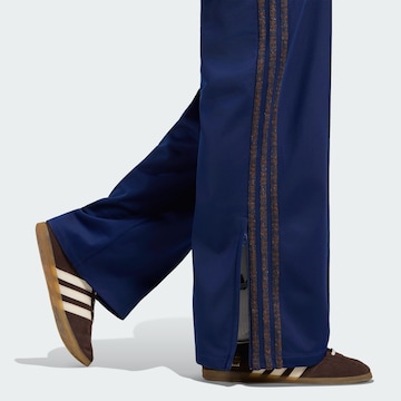 ADIDAS ORIGINALS - Loosefit Pantalón 'Firebird' en azul