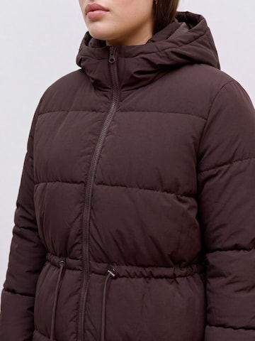 Vero Moda Curve - Chaqueta de invierno 'VMCKyra' en marrón