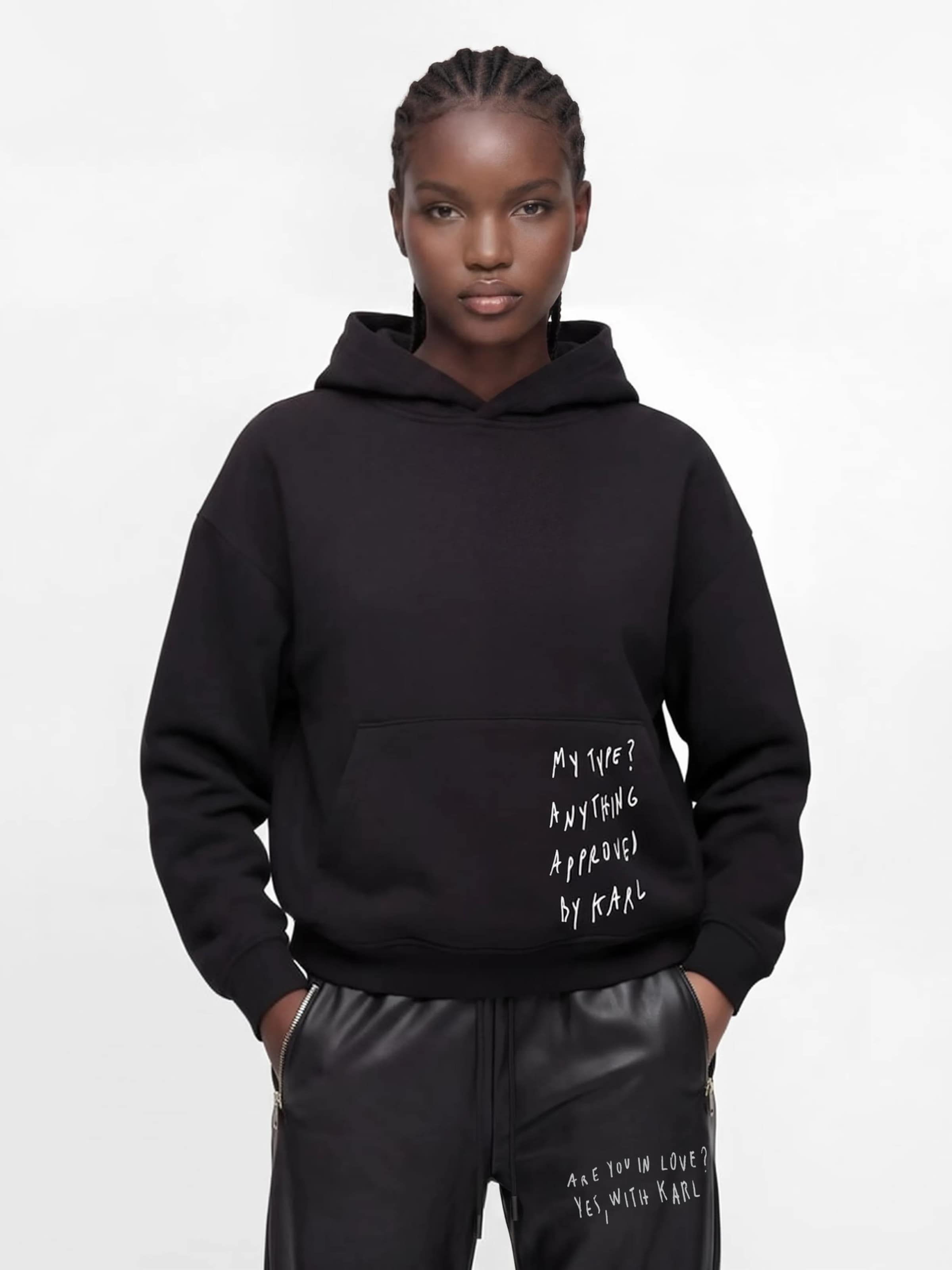 KARL LAGERFELD JEANS Mikina ' KLJ X Pietro Terzini Boxy Kapuzenpullover ' – černá: přední strana