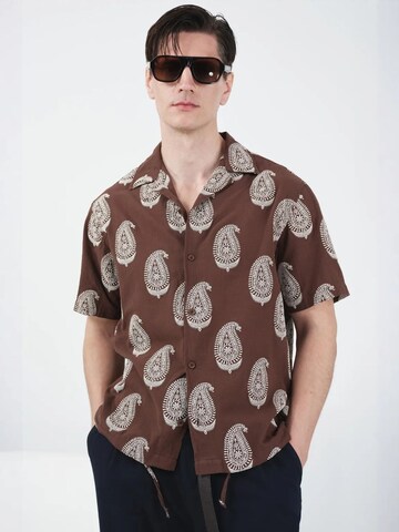 Giesto - Regular Fit Camisa em castanho: frente