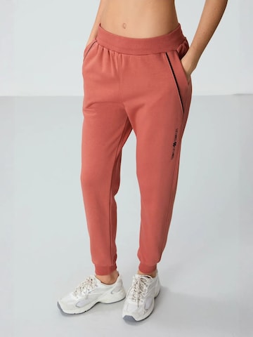 Pantaloni sportivi di Tommy Life in rosso: frontale