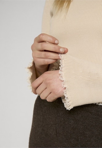 Pullover di Estelou in beige