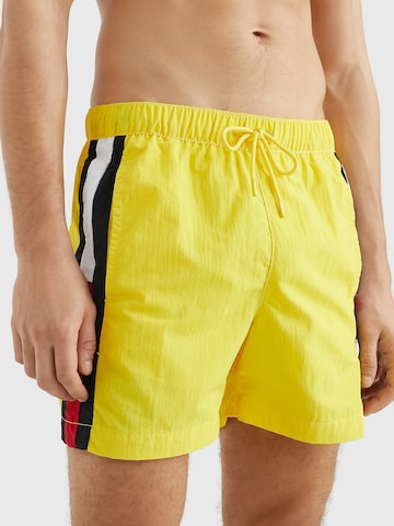 Shorts de bain TOMMY HILFIGER en jaune : devant