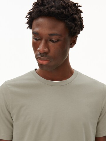 Coupe regular T-Shirt 'JAAMES' ARMEDANGELS en gris