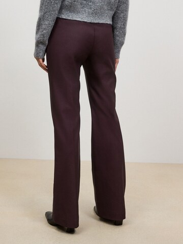 Flared Pantaloni con piega frontale di Next in rosso
