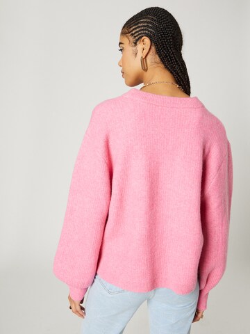 Hoermanseder x About You Pullover 'Carolin ' in Pink