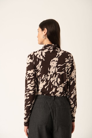 T-shirt 'Hanadi' SOAKED IN LUXURY en marron