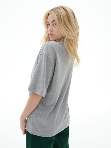 T-shirt 'Heather' LENI KLUM x ABOUT YOU en gris