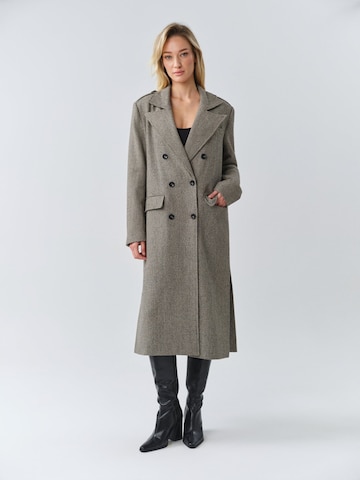 Cappotto di mezza stagione di MB by Marta Buzolic in beige: frontale