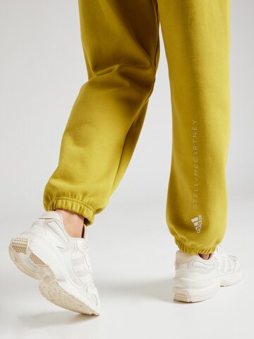 Tapered Pantaloni sportivi di ADIDAS BY STELLA MCCARTNEY in giallo