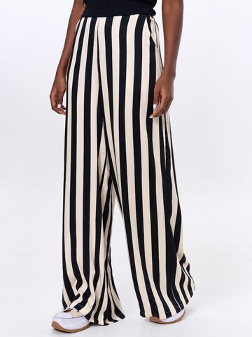 Blue Shadow Wide leg Pants in Black: front