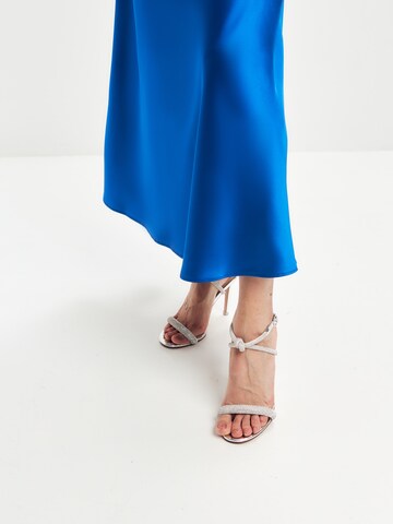 Serena Silueta - Vestido 'Midi satin slip dress 'Majestic'' en azul