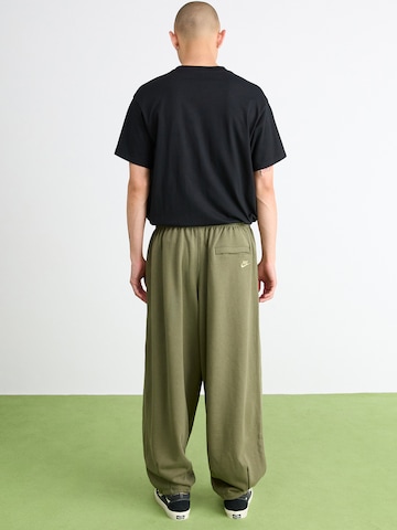 Tapered Pantaloni 'CLUB' de la Nike Sportswear pe verde