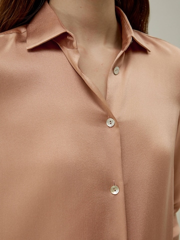 Lilysilk Shirt 'LILYSILK Minimalistische Seidenbluse mit Muschelknöpfen' in Roze