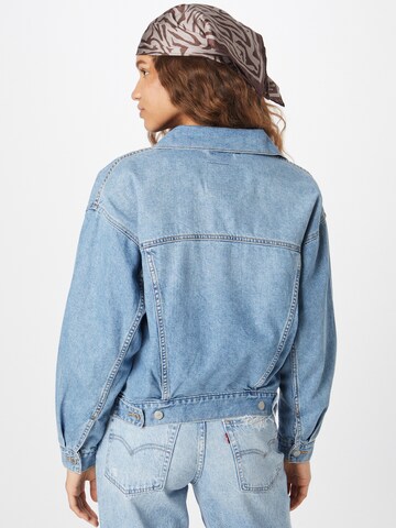 LEVI'S ® Overgangsjakke '90s Trucker' i blå