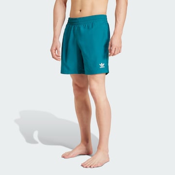 ADIDAS ORIGINALS Badeshorts 'Adicolor Essentials' i blå: forside