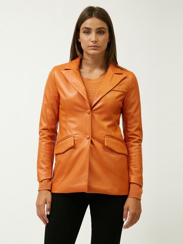 Blazer di Influencer in arancione: frontale