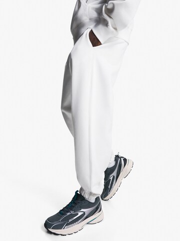 Tapered Pantaloni de la Bershka pe alb