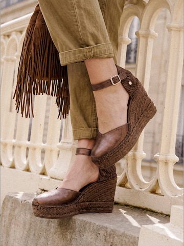 Alhamas Pumps 'Alpargata Cuña 8 cm Ante' in Bruin