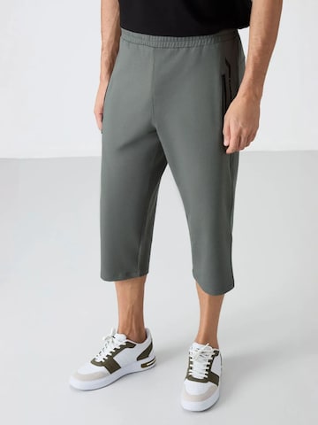 Tommy Life Regular Pants in Grey: front